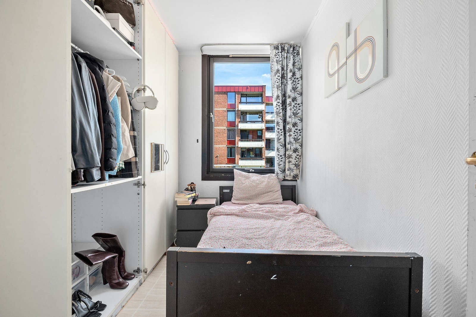 Praktisk soverom som passer godt som barnerom, gjesterom eller kontor. Galleribilde