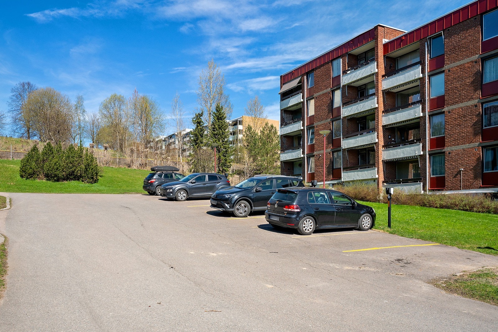 Medfølger en biloppstillingsplass. Galleribilde