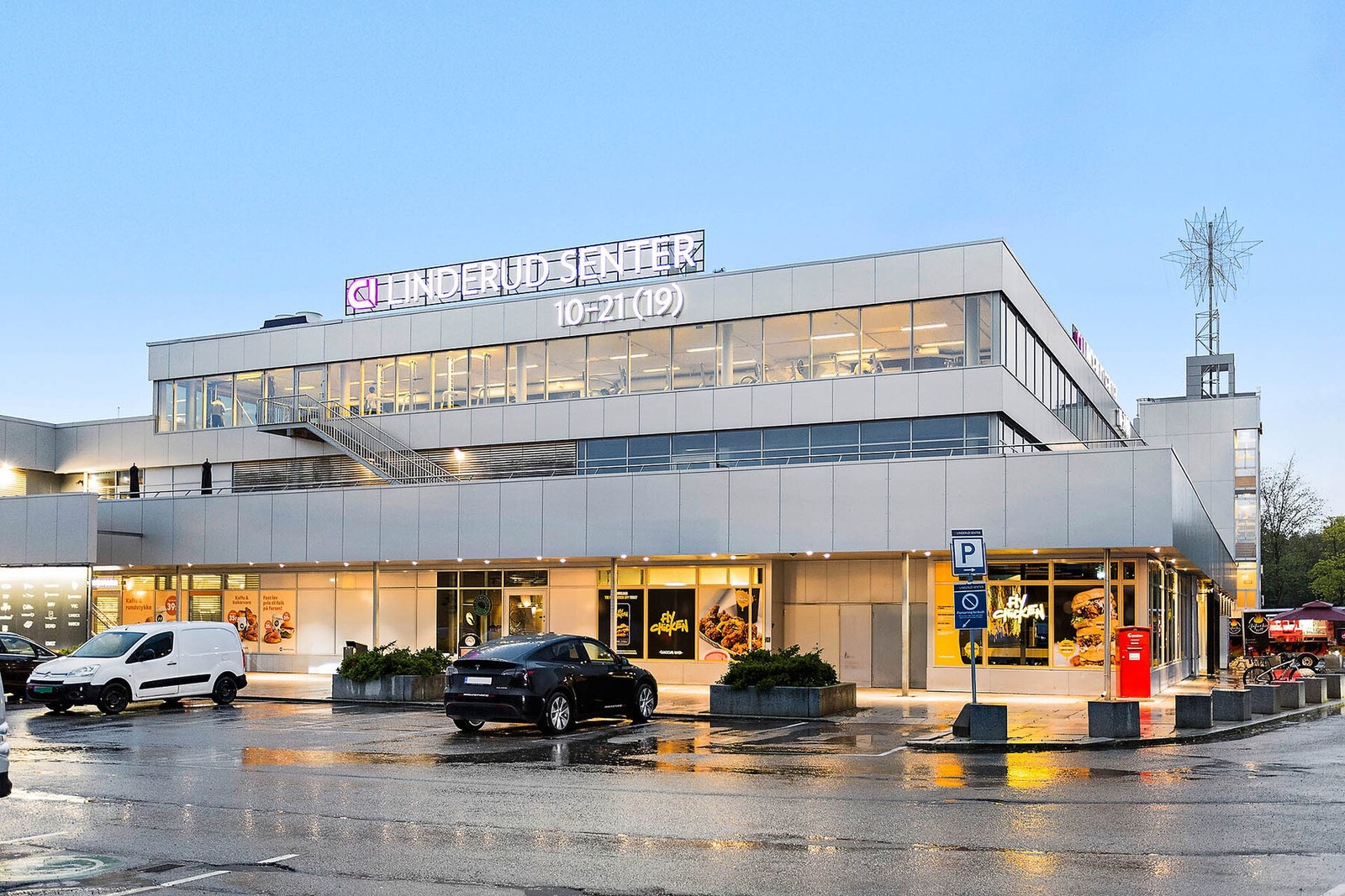 I nærheten finner du Linderud Senter, som tilbyr et godt utvalg av dagligvarebutikker, servicefunksjoner, serveringssteder og andre nødvendige fasiliteter i hverdagen. Galleribilde