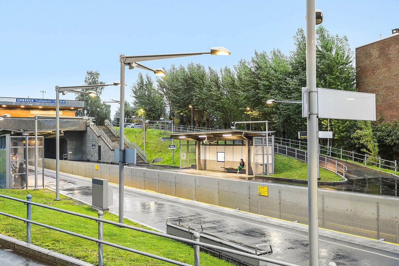 Kun få minutters gange fra eiendommen ligger Linderud T-bane stasjon, som gir rask og enkel tilgang til Oslo sentrum og øvrige byområder. Dette gjør beliggenheten svært praktisk for både pendlere og studenter. Galleribilde