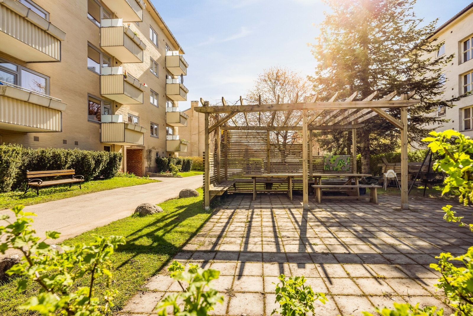 Aksjelagets uteområder er pent opparbeidet og gir en parkmessig følelse med grønne plenarealer, beplantning, sittegrupper og grillmuligheter Galleribilde