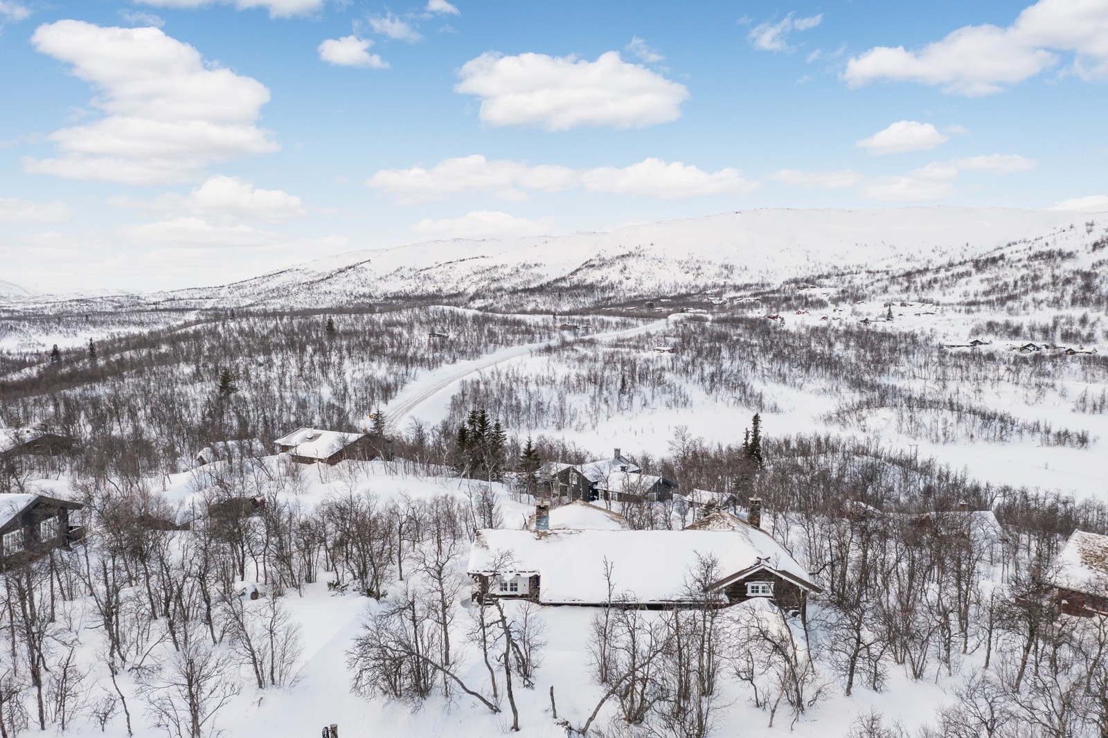 Rett utenfor hyttedøren kan du oppleve den friske fjelluften, sommer som vinter Galleribilde