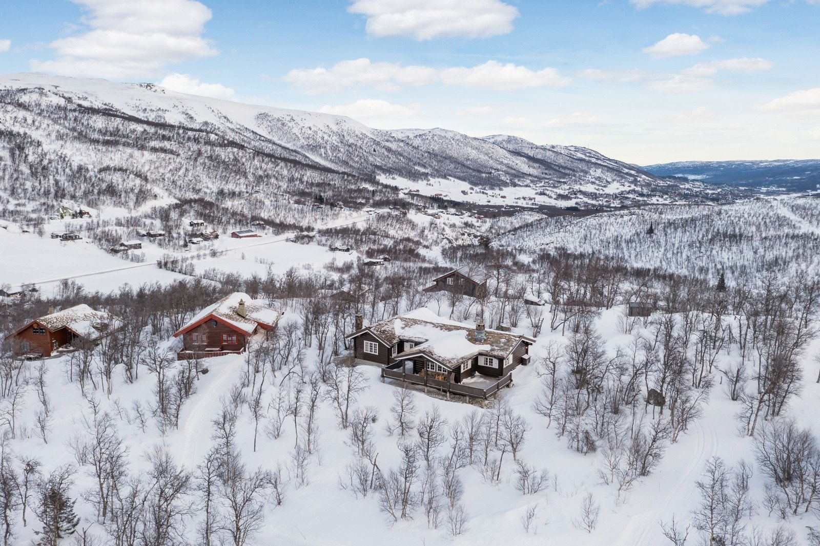 Eiendomsmegler Jannike Seljevoll Herleiksplass har gleden av å ønske velkommen til denne sjarmerende og koselige hytten. (Foto: Terje Bjørnsen) Galleribilde