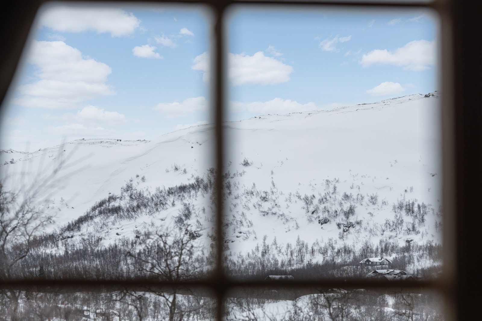 Nyt morgenkaffen mens du ser solen stige over fjellene. Galleribilde