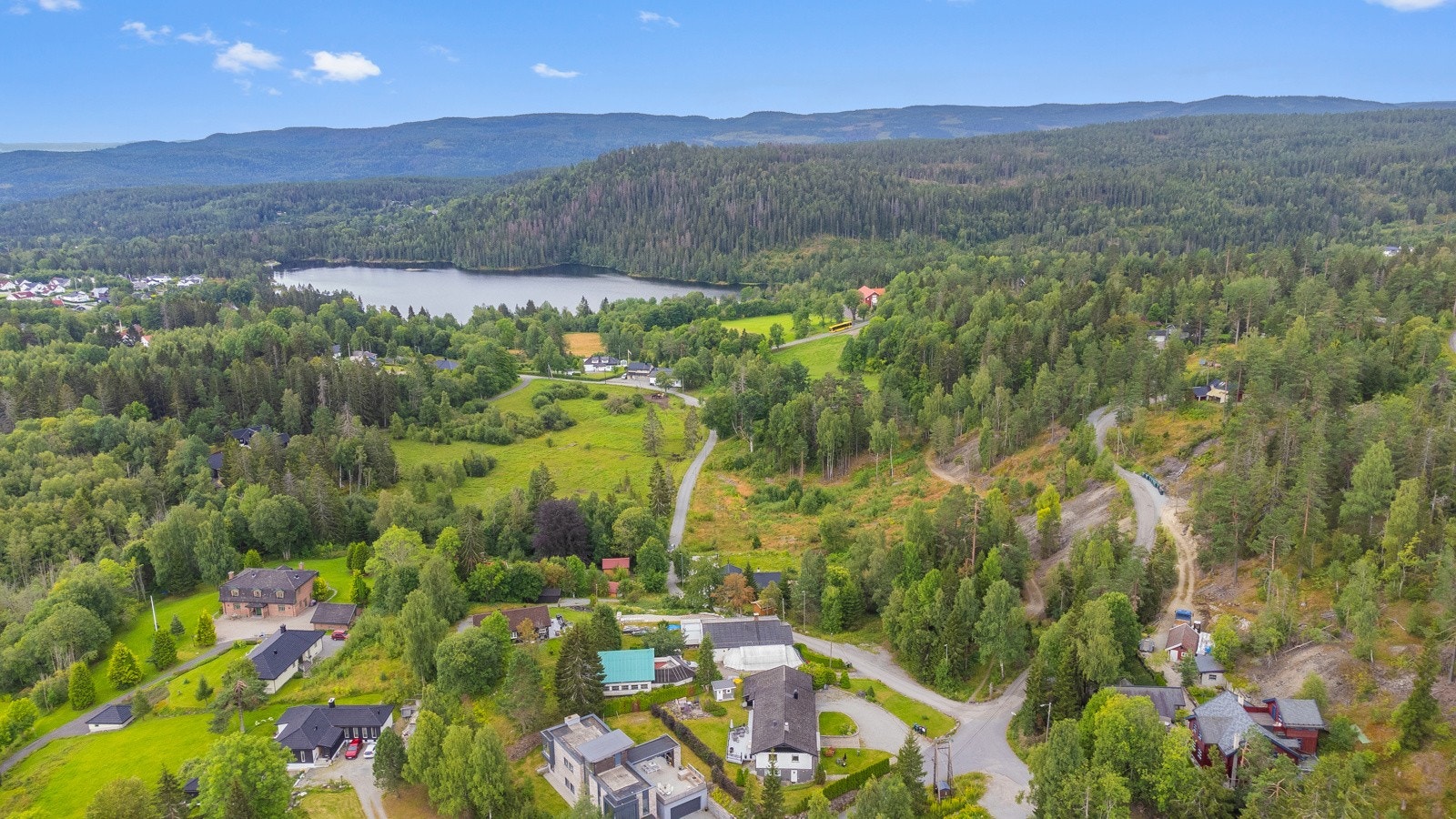 Kort vei til Stordammen med badeplass. Galleribilde
