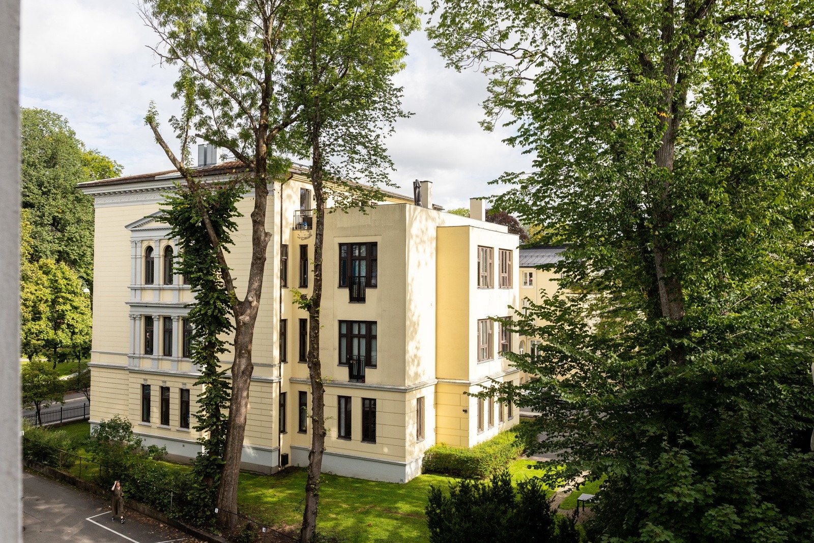 Utsikten fra hovedrommet. Leiligheten vender mot en stille og frodig bakgård, og kombinerer ro og kvalitet med umiddelbar nærhet til byens puls. Galleribilde