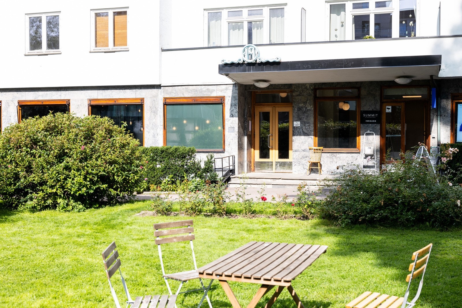 Grønt og frodig inngangsparti. Galleribilde