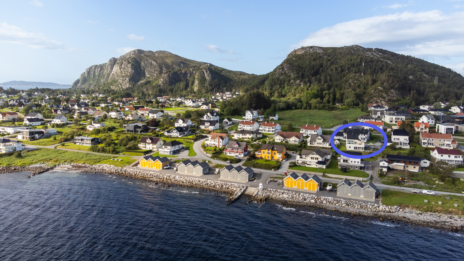 Her bor du med nærhet til sjøen, fine turområder og et trygt nabolag hvor både små og store trives. Galleribilde