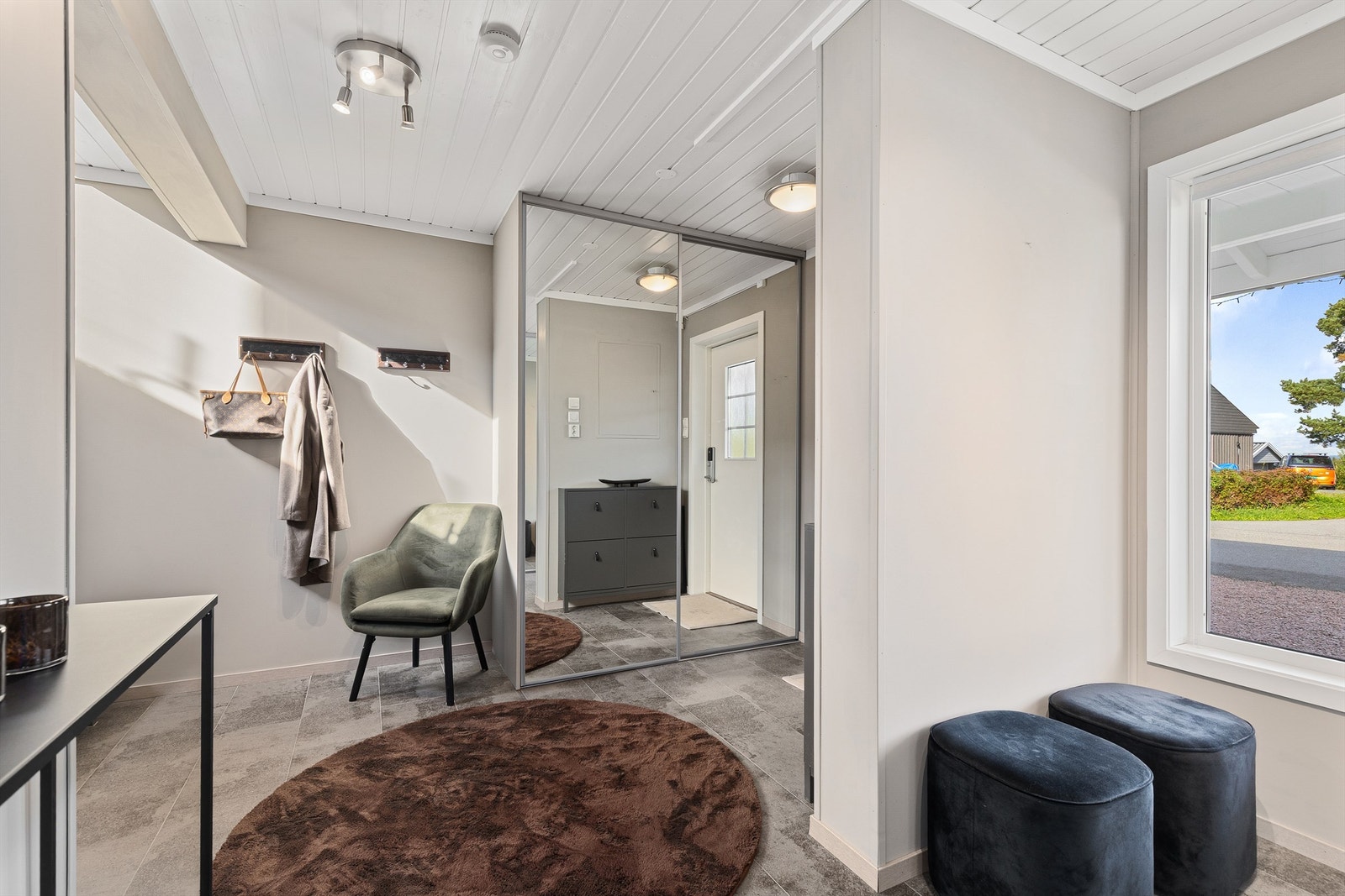 Praktisk entre med gulvvarme og godt med skapplass Galleribilde