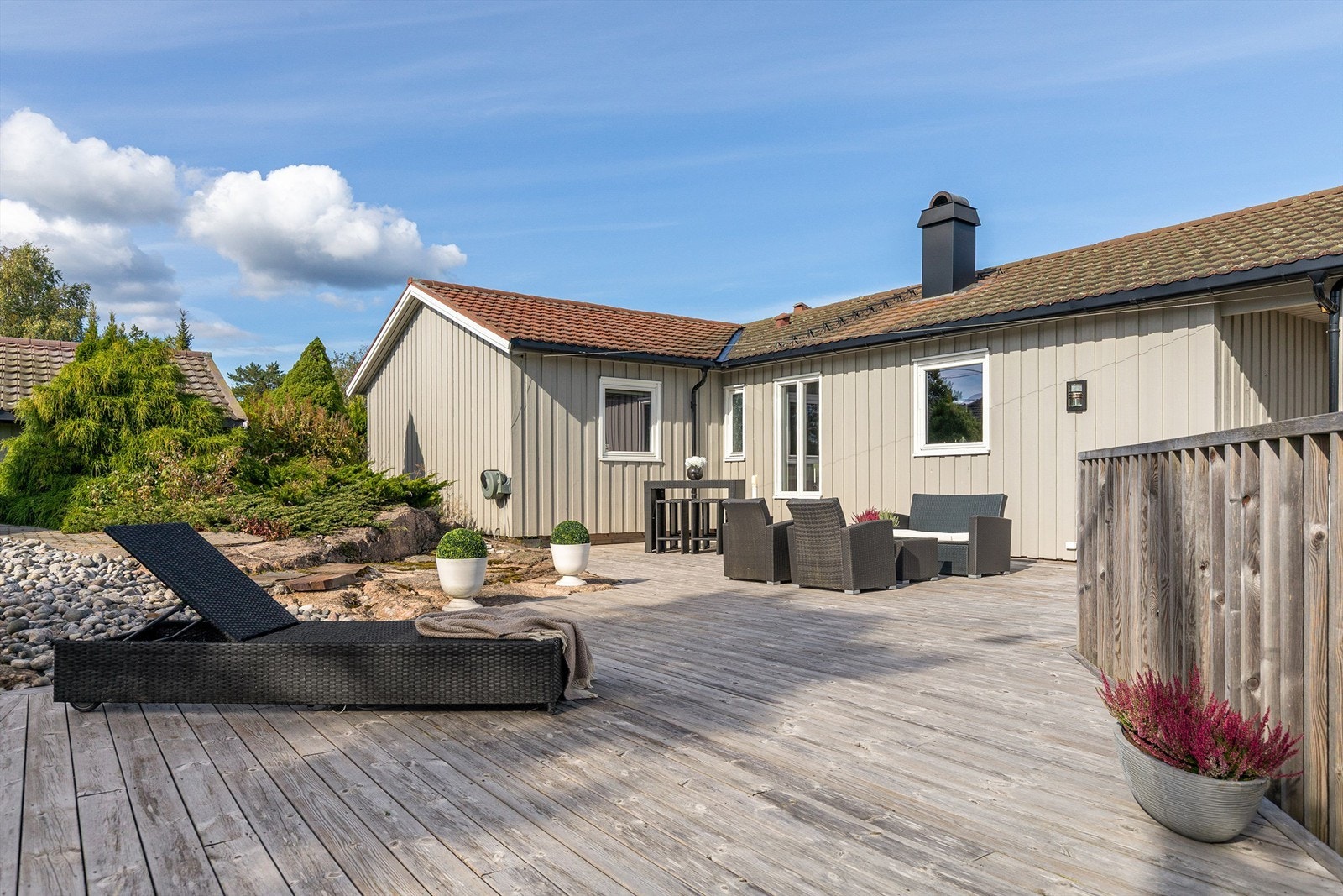 Stor terrasse med mange møbleringsmuligheter Galleribilde