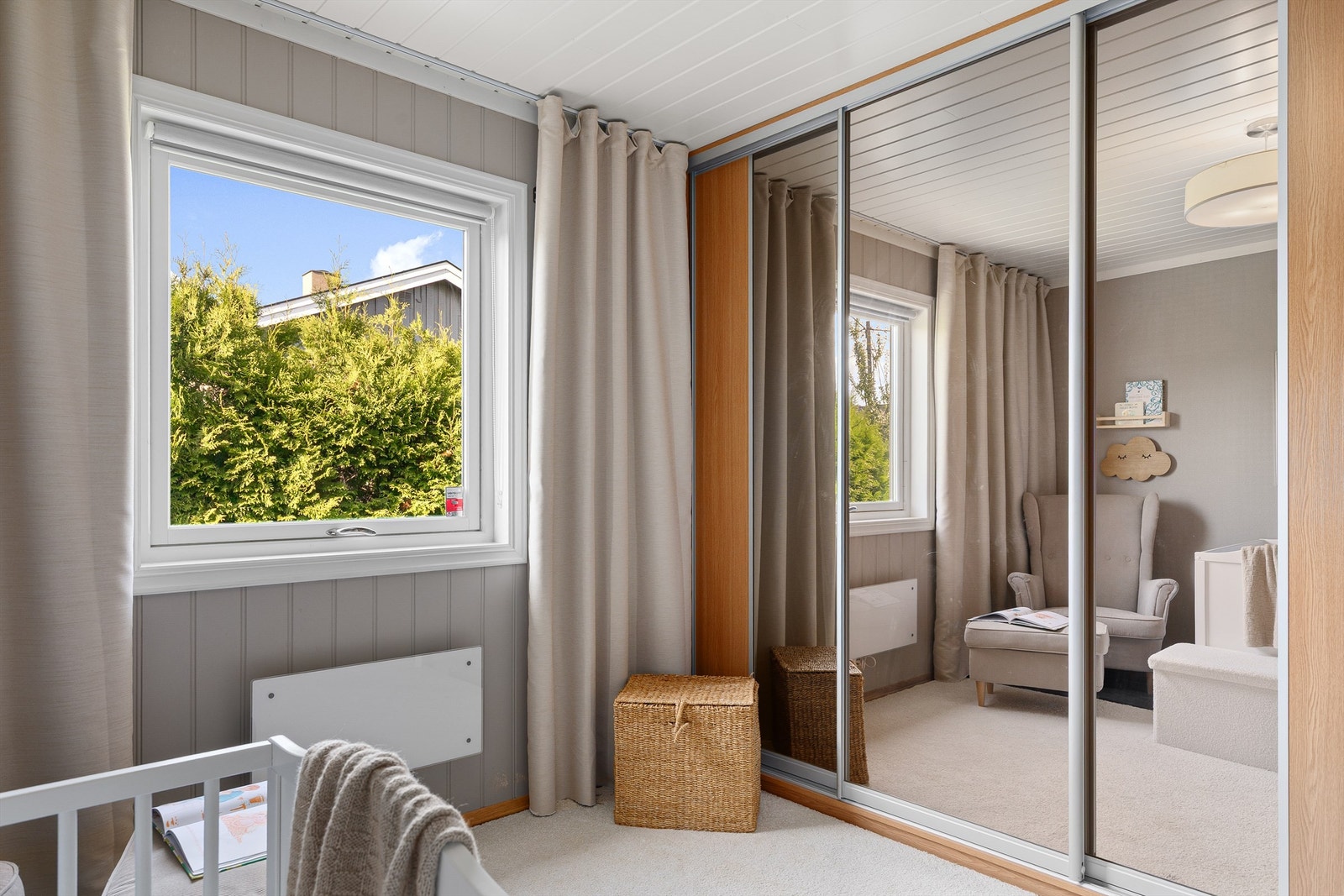 Praktisk skyvegarderobe på soverom 2 Galleribilde