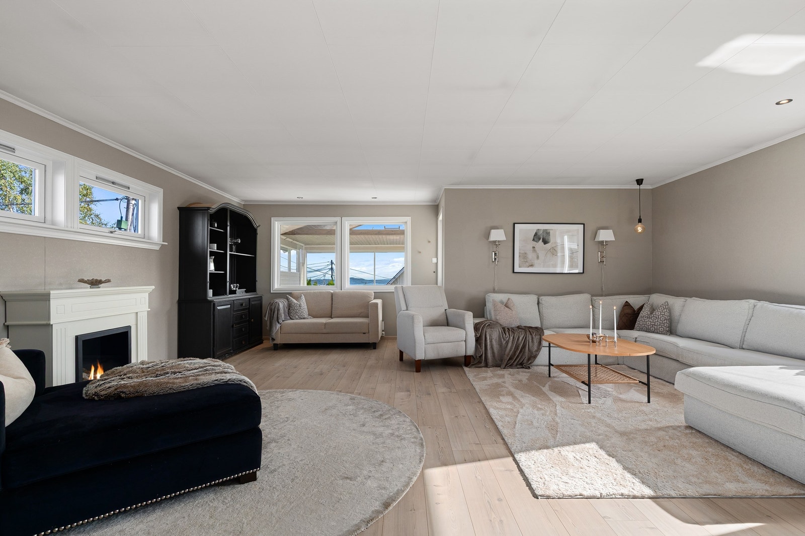 Stor stue med god plass til flere sittegrupper Galleribilde