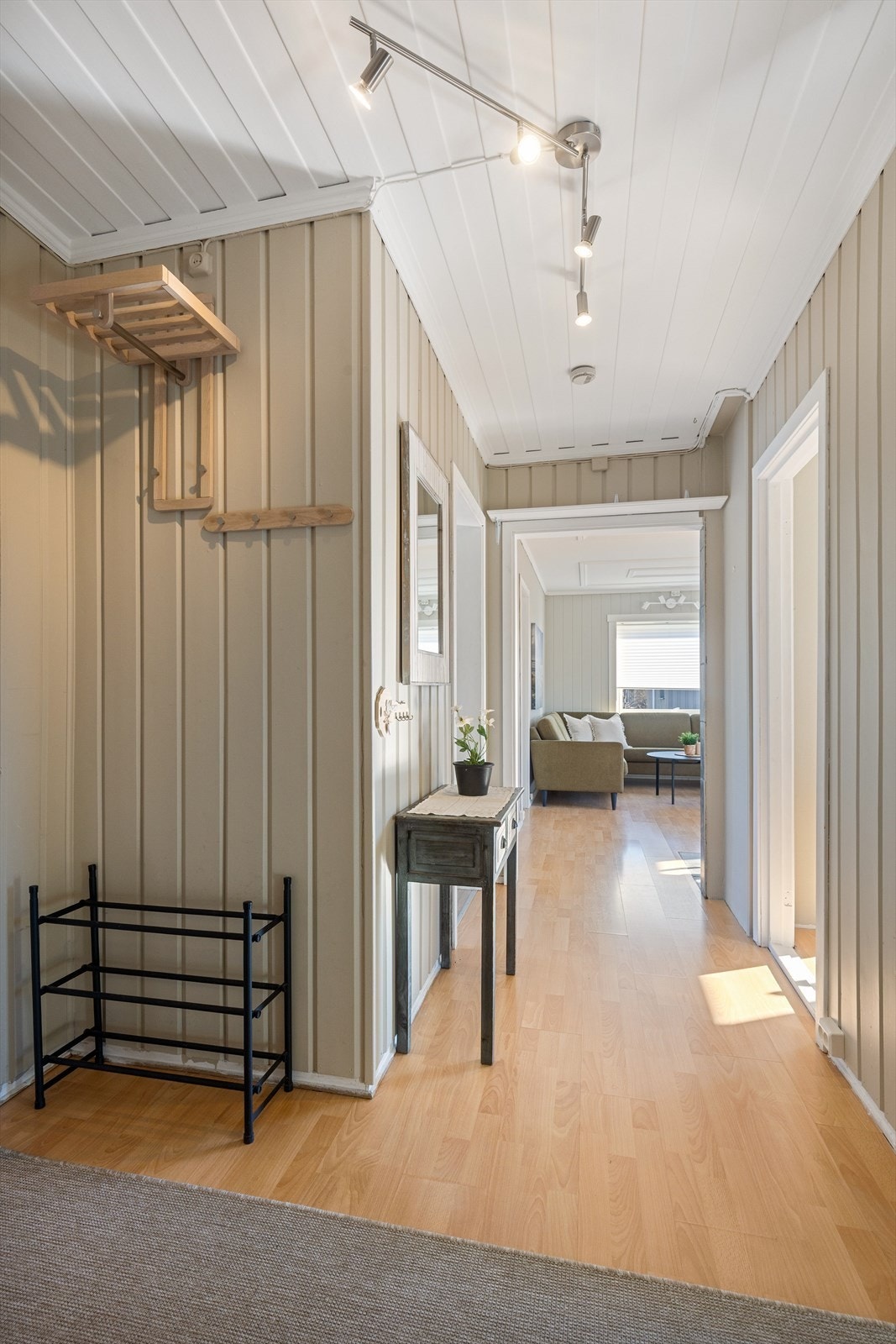 Entreen som ønsker deg velkommen inn har plass til å henge fra seg yttertøy og plassere fottøy. Galleribilde