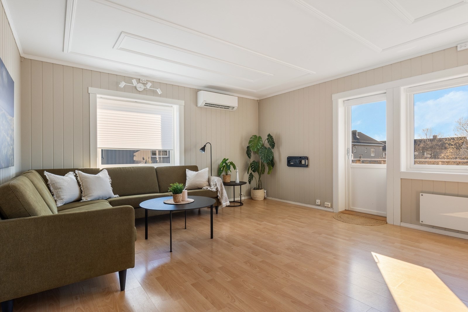 VInduene i stuen slipper inn godt med naturlig lys og gir rommet en lys og luftig følelse. Galleribilde