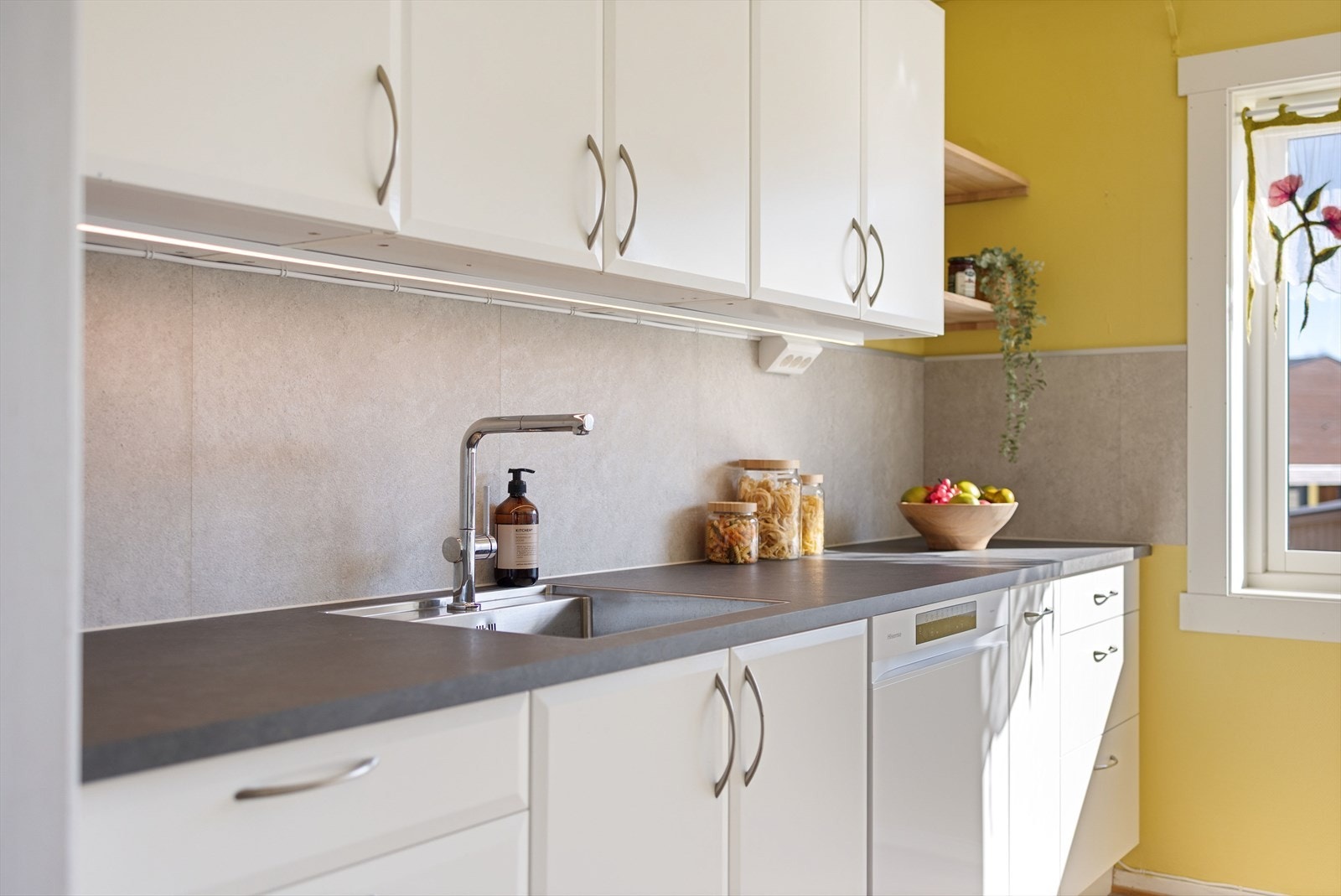 Over benkeplaten er montert et praktisk kitchenboard. Galleribilde
