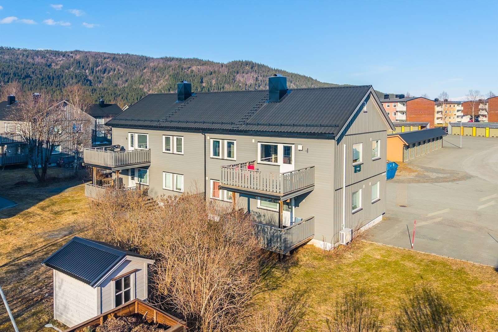 Borettslaget disponerer en felles tomt som er pent opparbeidet med plen og prydbusker. Eiendommen har asfaltert innkjørsel og gårdsplass. Lekeplass er plassert rett utenfor inngangspartiet. Galleribilde