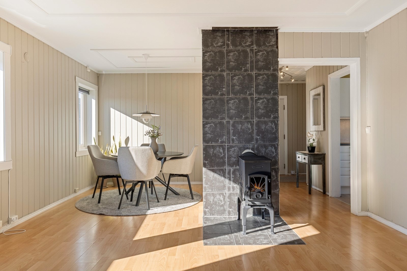 Spisestuen har god plass til spisebord og tilhørende møbler. Galleribilde