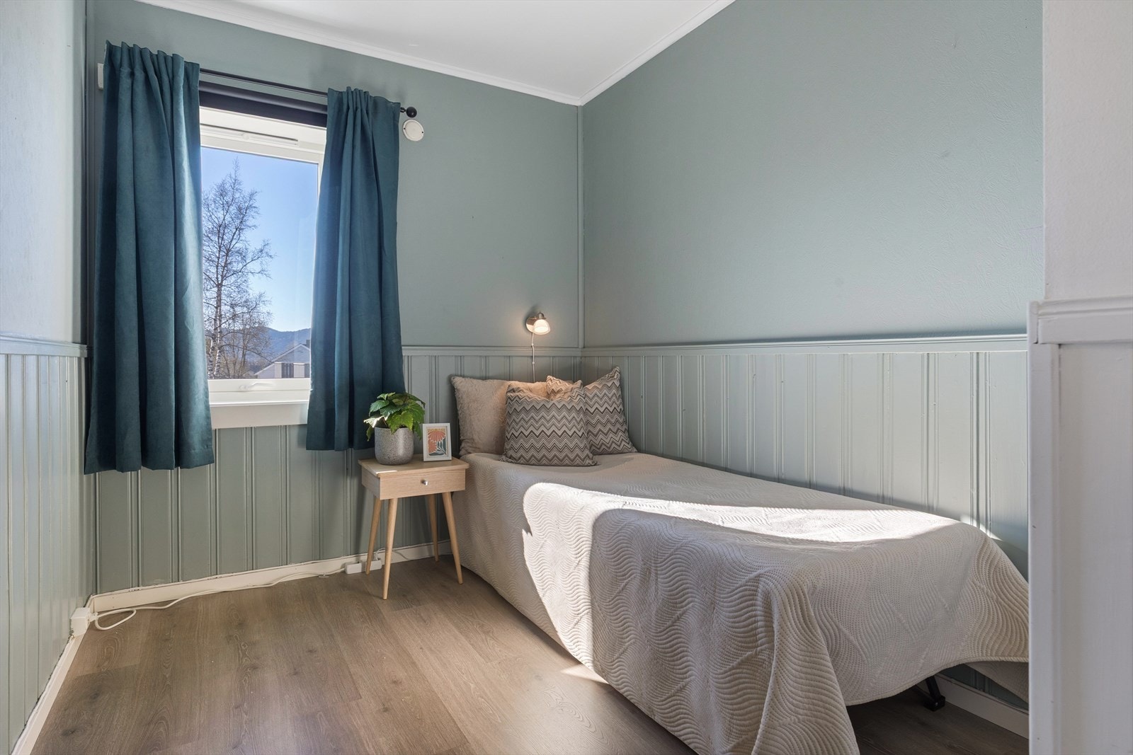 Soverom med god plass til seng og tilhørende møbler. Galleribilde