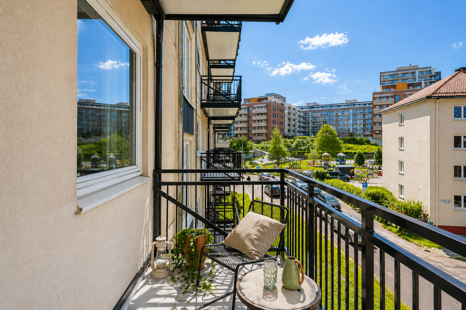 Flott balkong på ca. 5m² med plass til utemøbler, planter og grill. Galleribilde