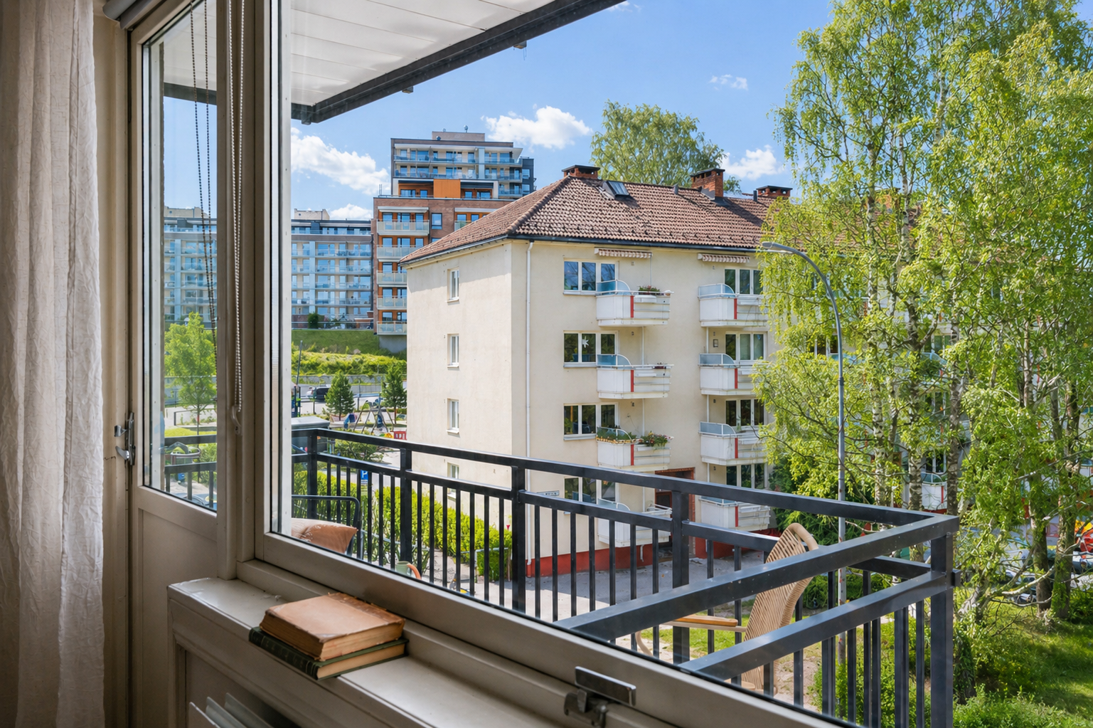 Fra stuen er det utgang til en herlig balkong som vender mot øst så her er det tidlig sol og perfekt for helgefrokost i sola på egen balkong. (Bildet er AI redigert til sommerstid så avvik kan forekomme). Galleribilde