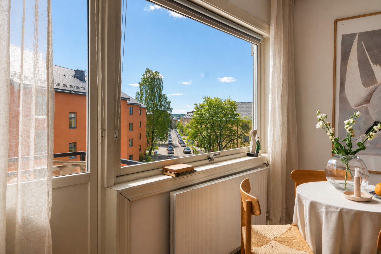 Leiligheten ligger høyt og fint til i byggets 3. etasje med heisadkomst. Fint utsyn uten særlig innsyn! (Bildet er AI redigert til sommerstid så avvik kan forekomme). Galleribilde