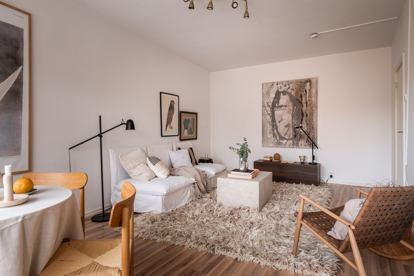 Den lyse og hyggelige stuen har en fin planløsning der møblene har sin naturlige plassering. Galleribilde