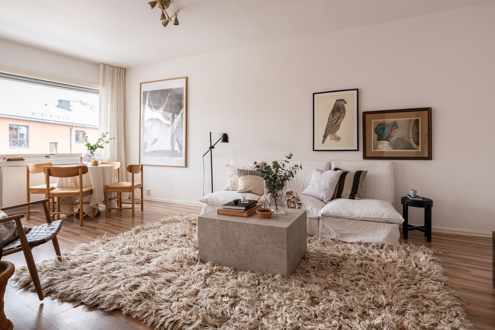 Overflater er malt i en lys og delikat fargetone, som skaper en lys og harmonisk atmosfære og gjør det enkelt å innrede etter eget ønske. Galleribilde