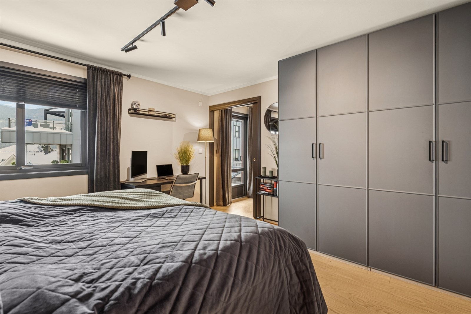 Det er rikelig med plass for smarte og gode garderobeløsninger. Galleribilde