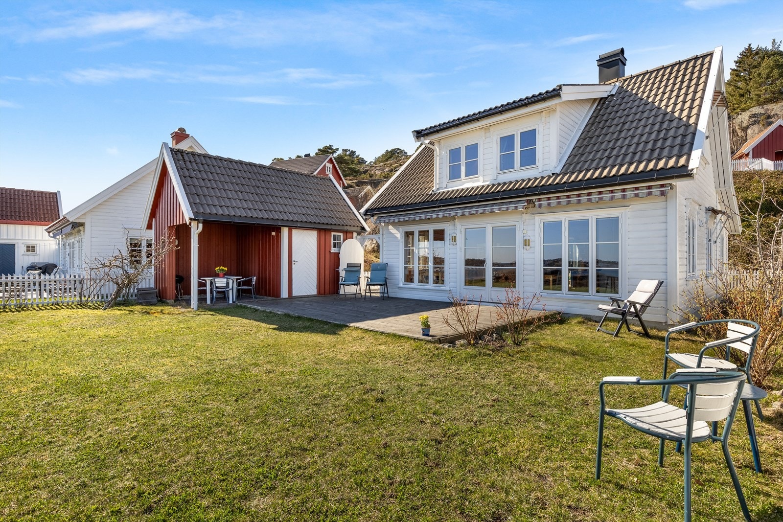 Hagen byr på en trivelig plen og terrasse, samt et skjermet overbygg ved boden. Galleribilde
