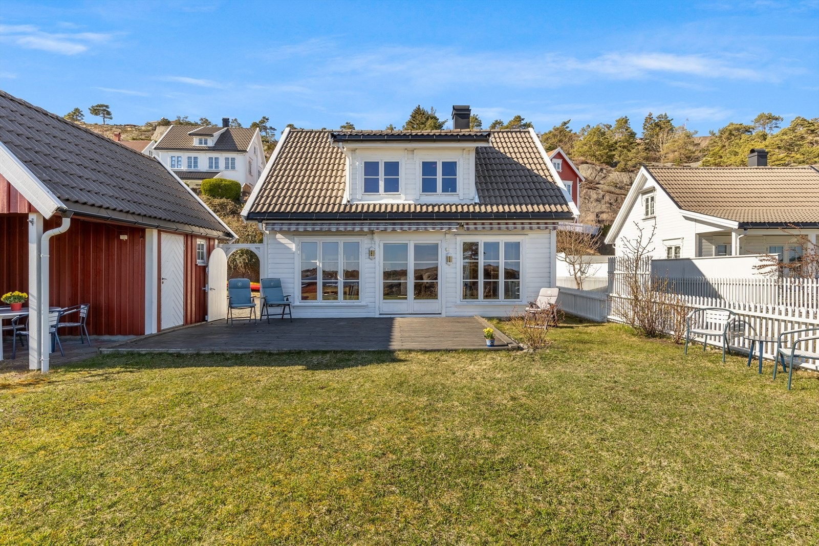 Frodig og sorlik tomt. Boligen ligger på et høydedrag. Galleribilde