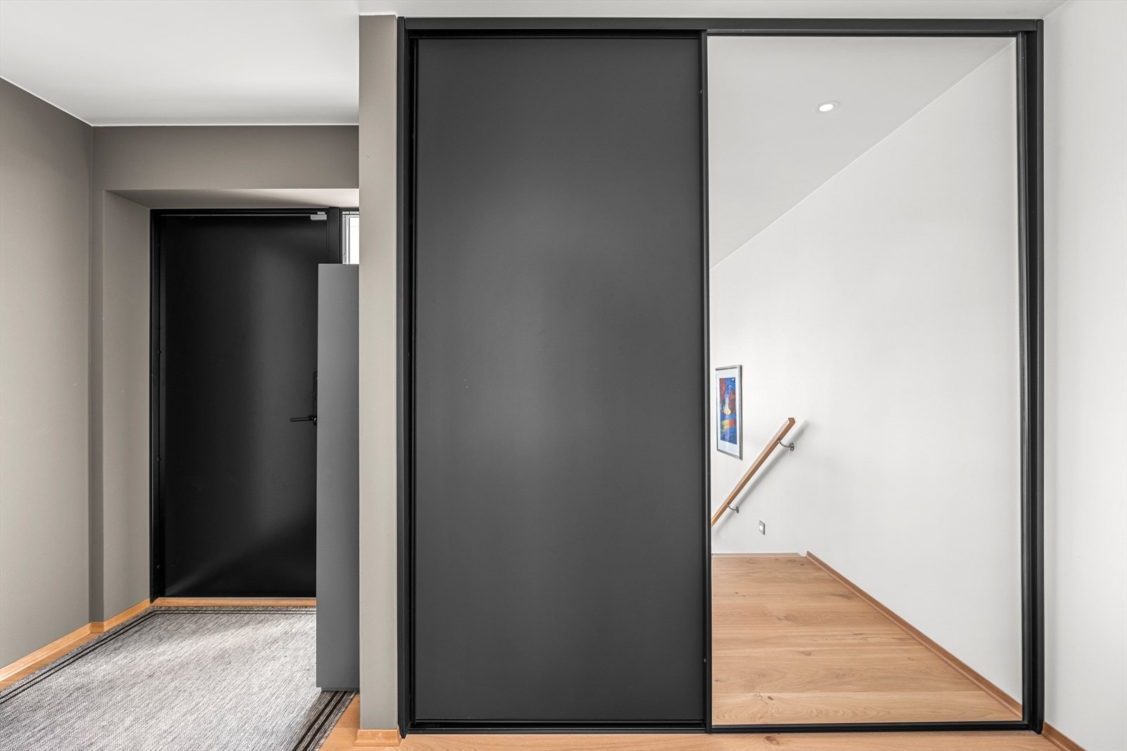 Entréen er innredet med en romslig skyvedørsgarderobe som gir god
oppbevaringsplass. Galleribilde