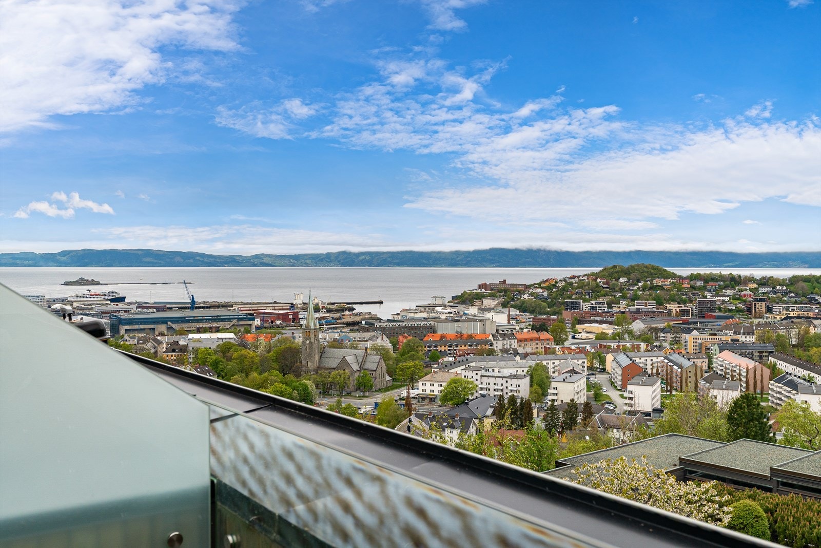 Spektakulær panoramautsikt over Trondheim by, Trondheimsfjorden og Fosenalpene. Galleribilde