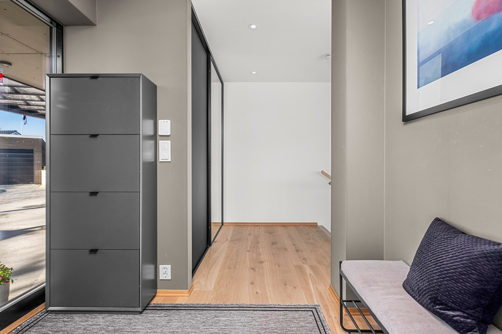 Entréen har stilrene overflater, moderne fargetoner og en flott parkett som går igjen i hele
boligen. Galleribilde