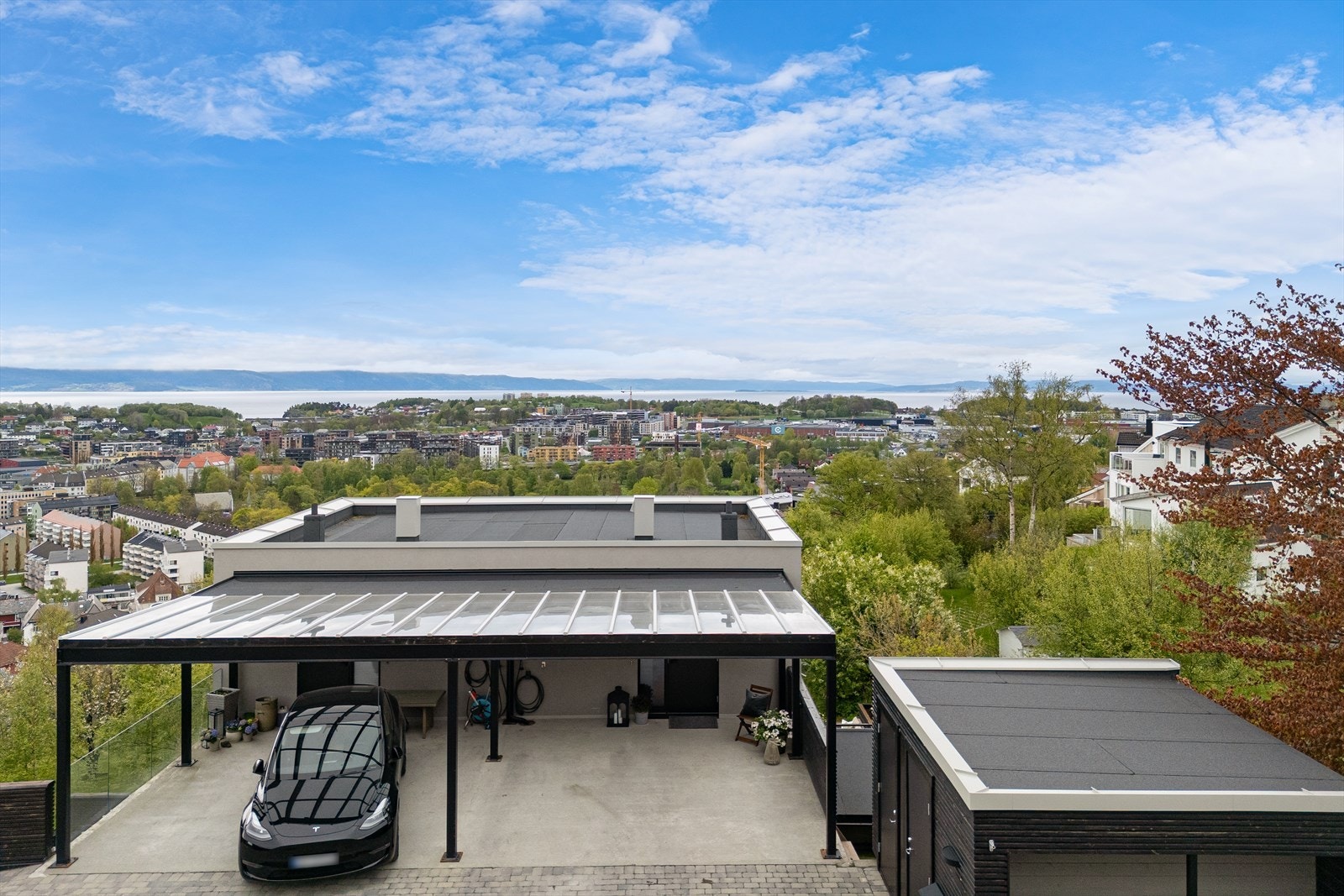 Boligen har carport med plass til to biler og ladepunkt for el-bil. Galleribilde