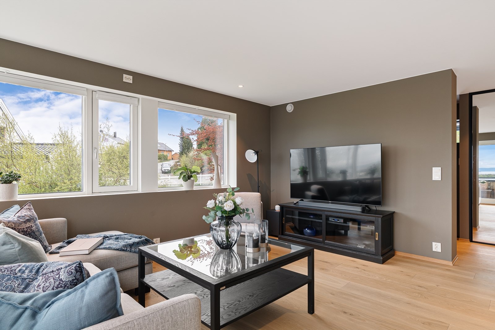 Stuen har god plass til ønsket møblering og er et perfekt rom for både ro og samvær. Galleribilde