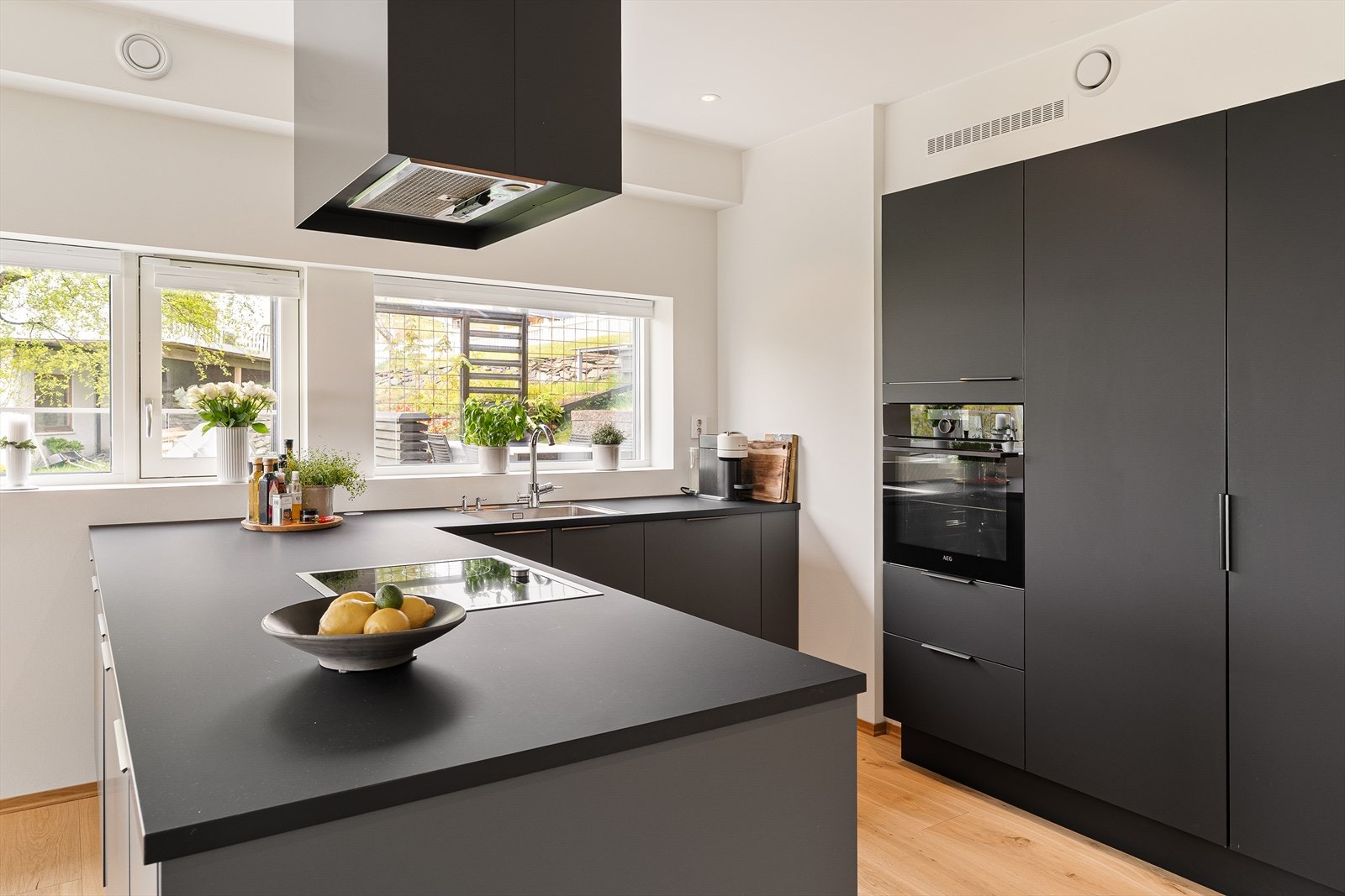 Kjøkkeninnredningen er fra HTH og er utstyrt med integrerte hvitevarer fra Gaggenau, inkludert platetopp, kjøleskap og oppvaskmaskin, samt stekeovn fra AEG. Galleribilde