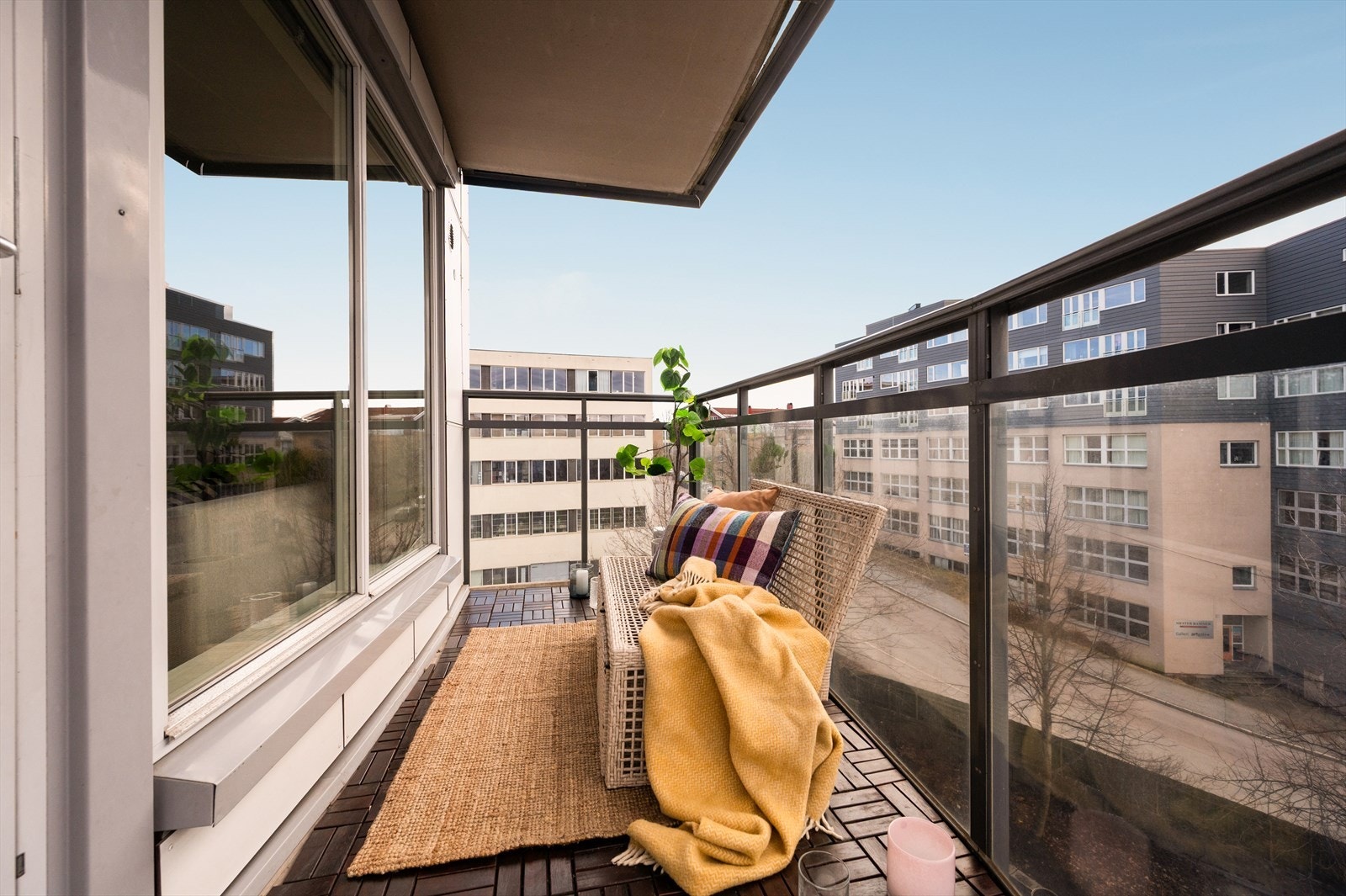 Balkongen har flotte solforhold med ettermiddag- og kveldssol. Galleribilde