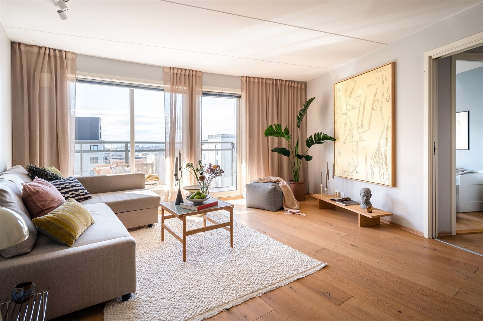 Her får du en romslig og moderne 3-roms leilighet, beliggende høyt og fritt i byggets 6. etasje med heisadkomst. Galleribilde
