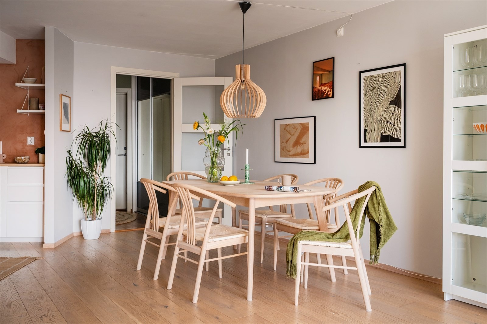 I tilknytning kjøkkenet er det god plass til et større spisebord for hyggelige sammenkomster. Galleribilde