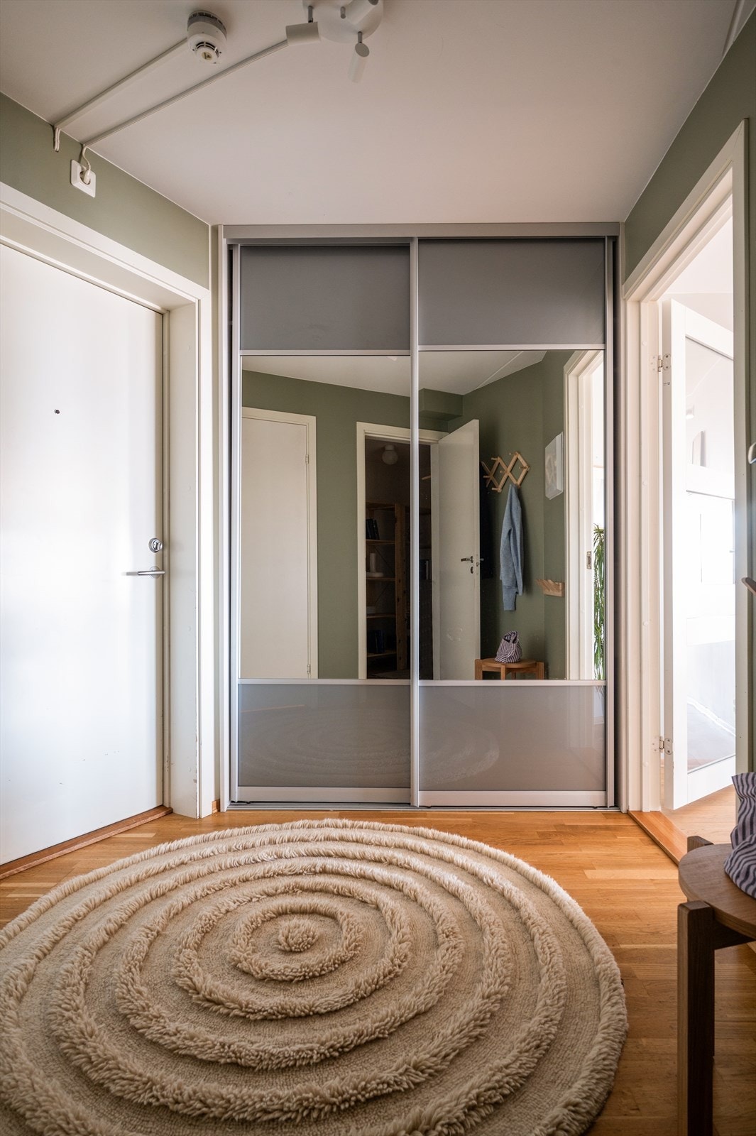 Entréen har også en stor, plassbygd skyvedørsgarderobe som gir rikelig med oppbevaringsplass. Galleribilde
