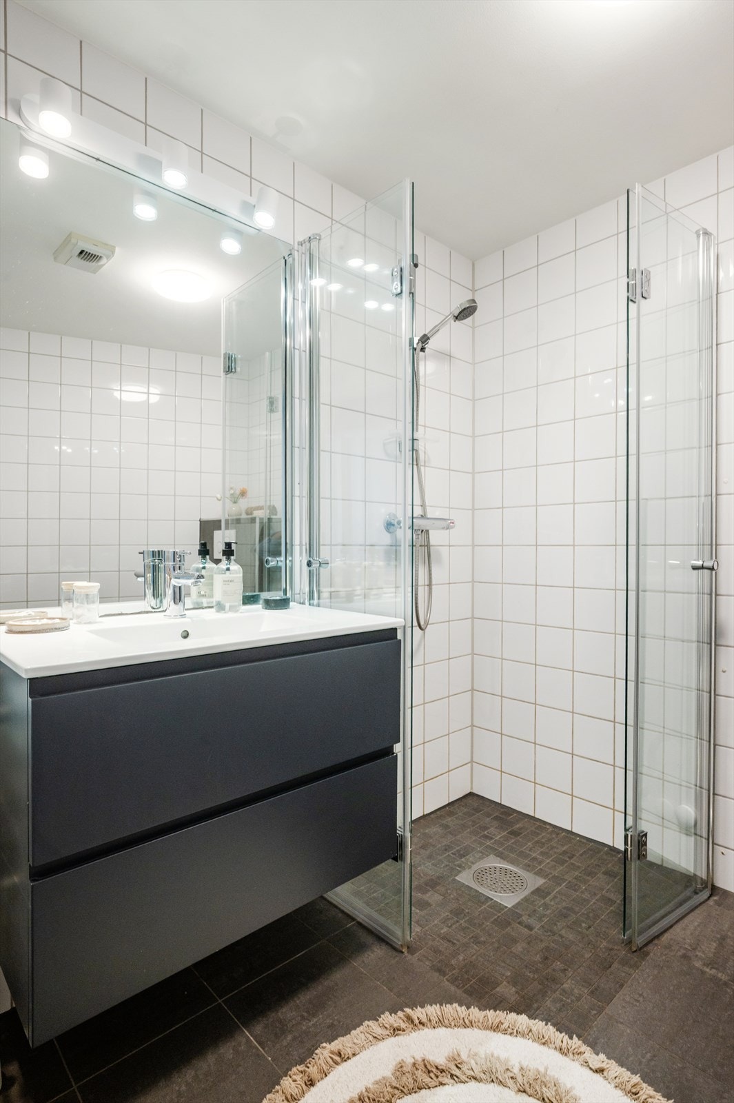 Badet har opplegg for vaskemaskin, flislagt gulv med varmekabler, flislagte vegger og malt himling. Galleribilde