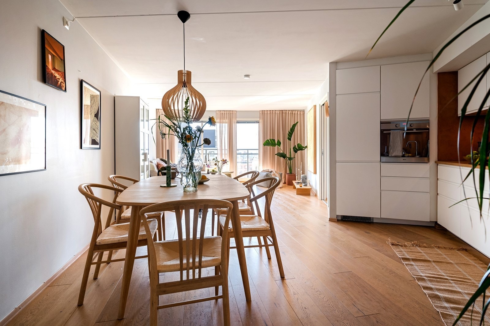 Kjøkkenet ligger i åpen løsning mot stuen, noe som gir en luftig og sosial planløsning. Galleribilde