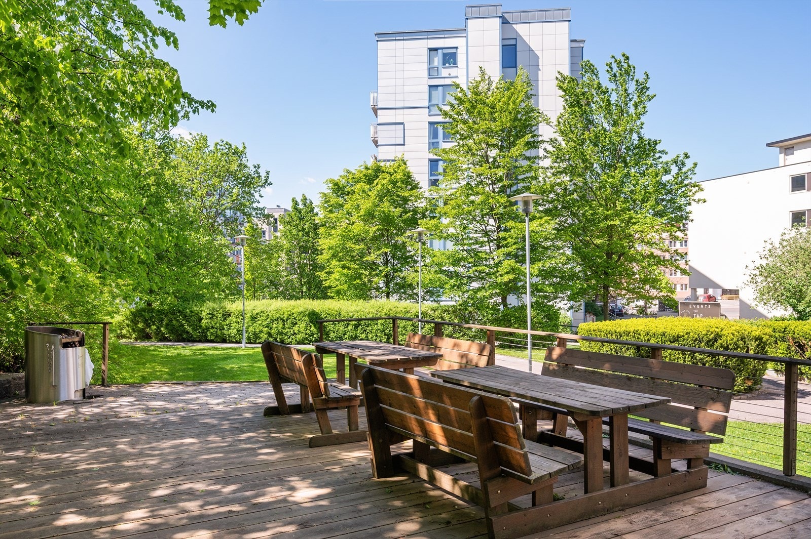 Fellesområdene er pent opparbeidet med sittegrupper, gressplen og beplantning. Galleribilde
