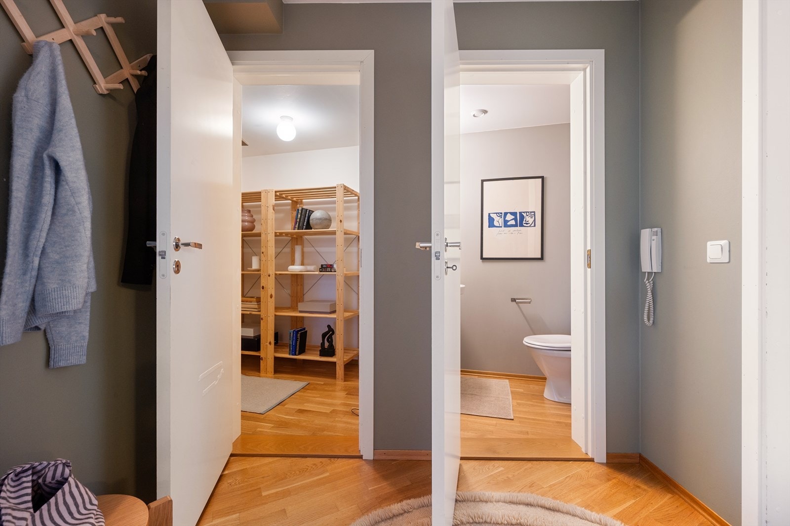 Adkomst til både toalettrom og intern bod fra entré. Galleribilde
