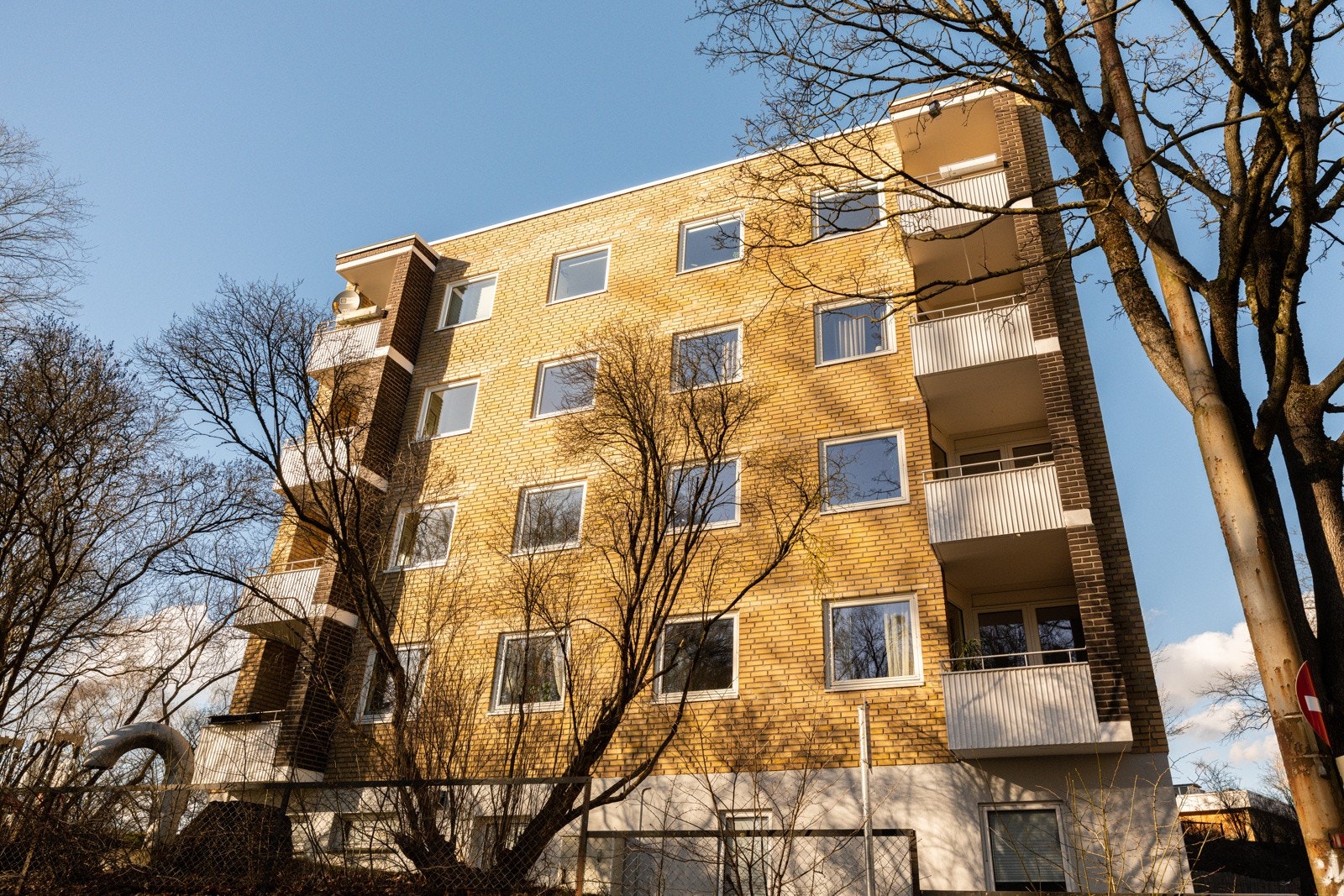Her bor du i frodige, usjenerte omgivelser i en rolig sidegate like ved Bjølsenparken, samtidig som du har kort avstand til matbutikker og andre servicetilbud, kollektiv transport, hyggelige kaféer m.m. Galleribilde