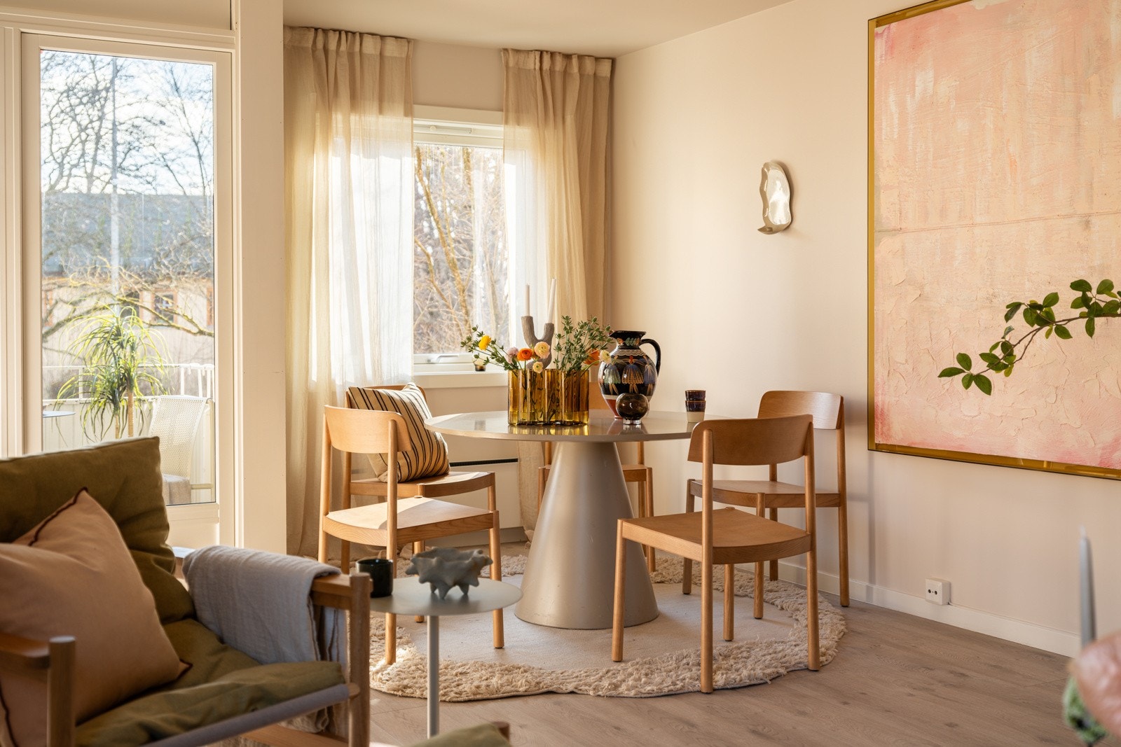 God standard med moderne enstavs laminat på gulv og glatte overflater malt i en innbydende farge. Galleribilde