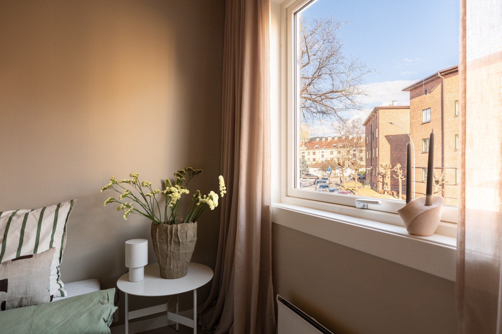 Den store vindusflaten slipper inn rikelig med lys. Galleribilde