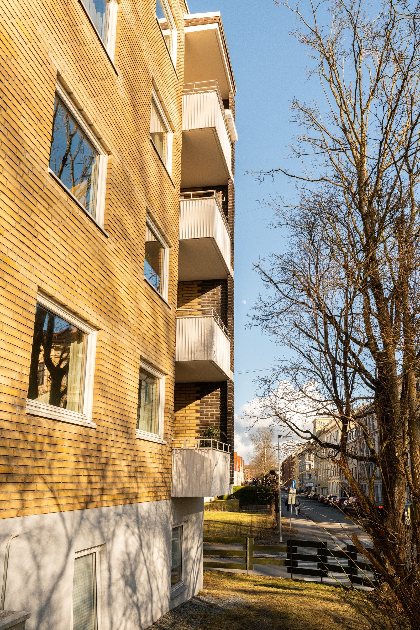 Leiligheten ligger på hjørnet i byggets høye 1. etasje og har solrik balkong mot syd. Som beboer har du også tilgang til en solrik og nylig oppgradert felles takterrasse. Galleribilde