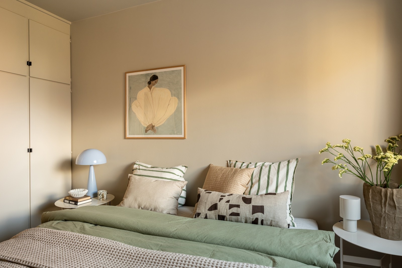 Soverommet har god standard med moderne enstavs laminat på gulv og glatte overflater malt i en fin farge. Galleribilde