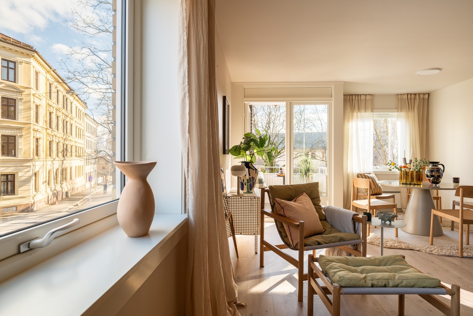 Beliggenheten på hjørnet med store vindusflater mot to ulike himmelretninger sørger for rikelig med naturlig lys. Galleribilde
